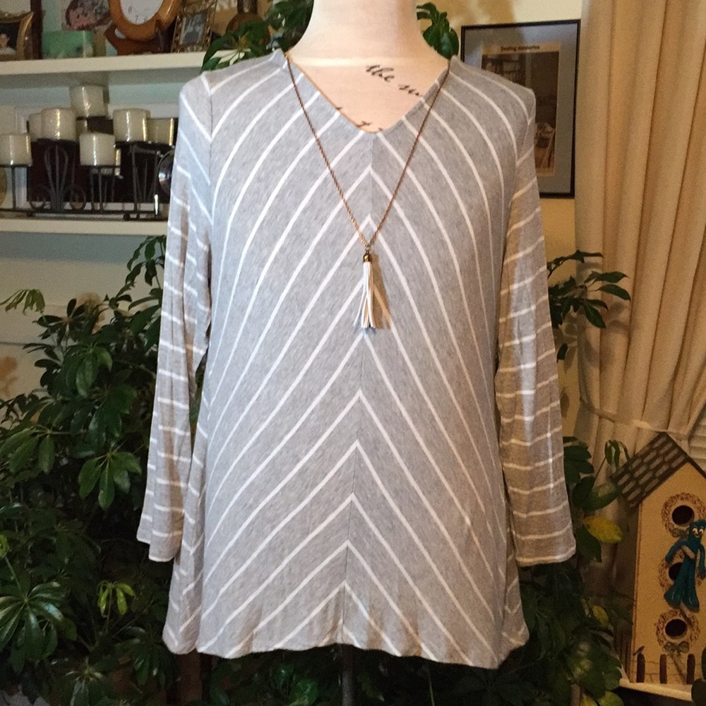 2X attitude unknown, V-Neck w/necklace Tunic Top